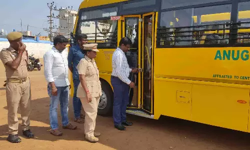 உடுமலையில் பள்ளி- கல்லூரி வாகனங்களை அதிகாரிகள்  ஆய்வு