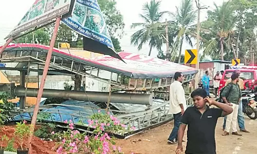 படப்பை அருகே ராட்சத பேனர் விழுந்து மின் கம்பிகள் சேதம்