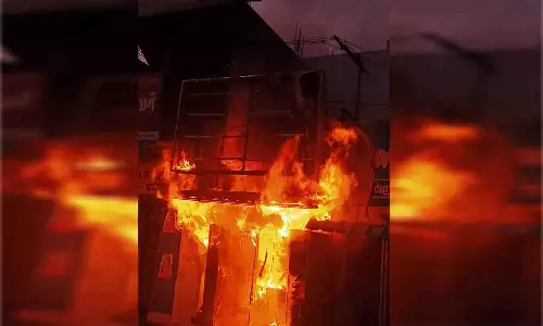 அவினாசி செருப்பு கடையில் பயங்கர தீ விபத்து