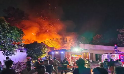 கேரள மாநிலம் கொல்லம் அருகே அரசு மருந்து கிடங்கில் திடீர் தீ விபத்து