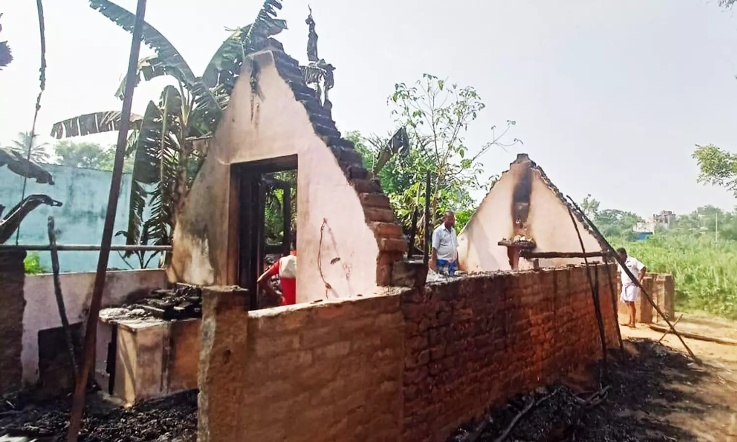 குடிசை வீட்டுக்கு தீவைப்பு குடிசை வீட்டுக்கு தீவைப்பு