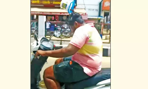 தஞ்சையில் 100.4 டிகிரி வெயில்: தலையில் தண்ணீர் ஊற்றியபடி ஸ்கூட்டரில் சென்ற வாலிபர்