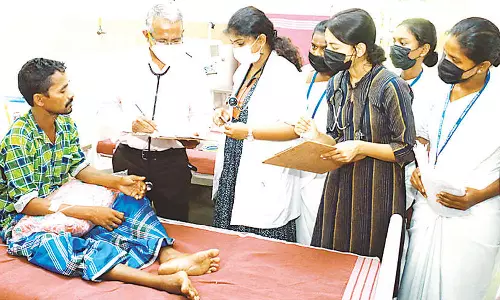 விஷச்சாராயம் குடித்ததில் 15 பேருக்கு கண் பார்வை பாதிப்பு- 62 பேருக்கு தீவிர சிகிச்சை