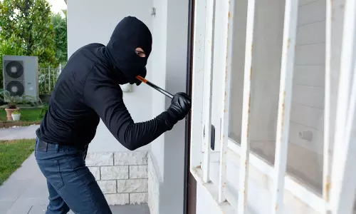 பெரம்பலூரில் ஒரே கட்டிடத்தில் 2 கடைகளில் ரூ.1¾ லட்சம் திருட்டு