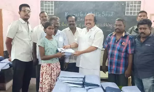 அரசு பள்ளி மாணவிகளுக்கு இலவச சீருடை
