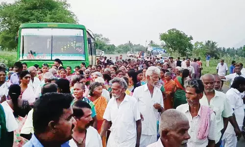 எரியோடு அருகே தி.மு.க. பிரமுகர் மீது புகார் கொடுக்க திரண்ட பொதுமக்கள்