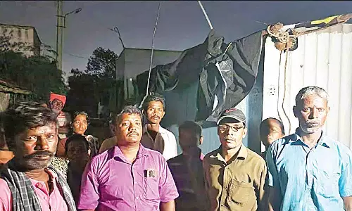 பல்லடத்தில் சூறைக்காற்றால் குடிசைகள் சேதம்