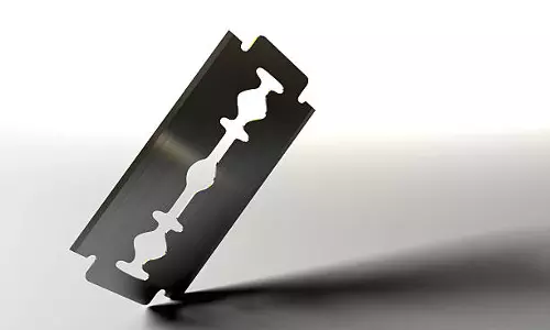 மனைவியை பிளேடால் கிழித்த கணவன்