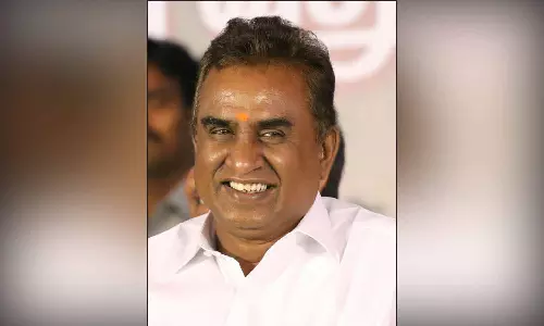 அரசு ஆஸ்பத்திரியில் பிறந்த குழந்தைகளுக்கு தங்க மோதிரம் - முன்னாள் அமைச்சர் எஸ்.பி. வேலுமணி எம்.எல்.ஏ., வழங்குகிறார்