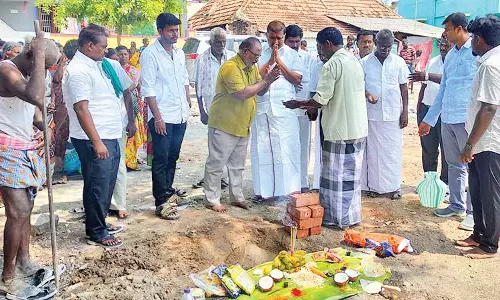 விளாத்திகுளம் அருகே அங்கன்வாடி மையம் கட்டும் பணி - மார்க்கண்டேயன் எம்.எல்.ஏ. தொடங்கி வைத்தார்