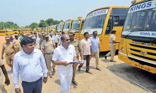பாளை ஆயுதப்படை மைதானத்தில் பள்ளி வாகனங்களை கலெக்டர் ஆய்வு