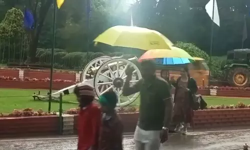 ஊட்டியில் மழையிலும் குடை பிடித்தபடி மலர்களை ரசித்த சுற்றுலா பயணிகள்