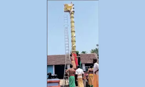 சூலக்கல் மாரியம்மன் கோவில் தேர்த்திருவிழா கொடியேற்றத்துடன் தொடங்கியது