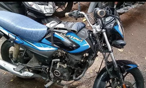 மோட்டார் சைக்கிள் திருட்டு-இந்து முன்னணி நிர்வாகி உள்பட 2 பேர் கைது