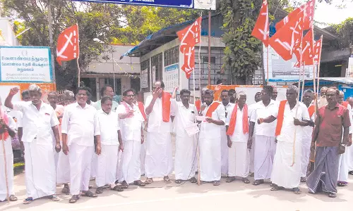 வேதாரண்யத்தில் விவசாயிகள் சங்கத்தினர் ஆர்ப்பாட்ட