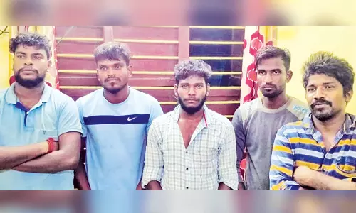 பஸ் கண்டக்டரை தாக்கிய 5 பேர் கைது