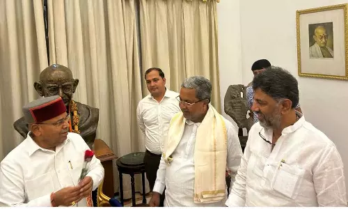 கர்நாடக ஆளுநருடன் சித்தராமையா சந்திப்பு - ஆட்சி அமைக்க உரிமை கோரினார்