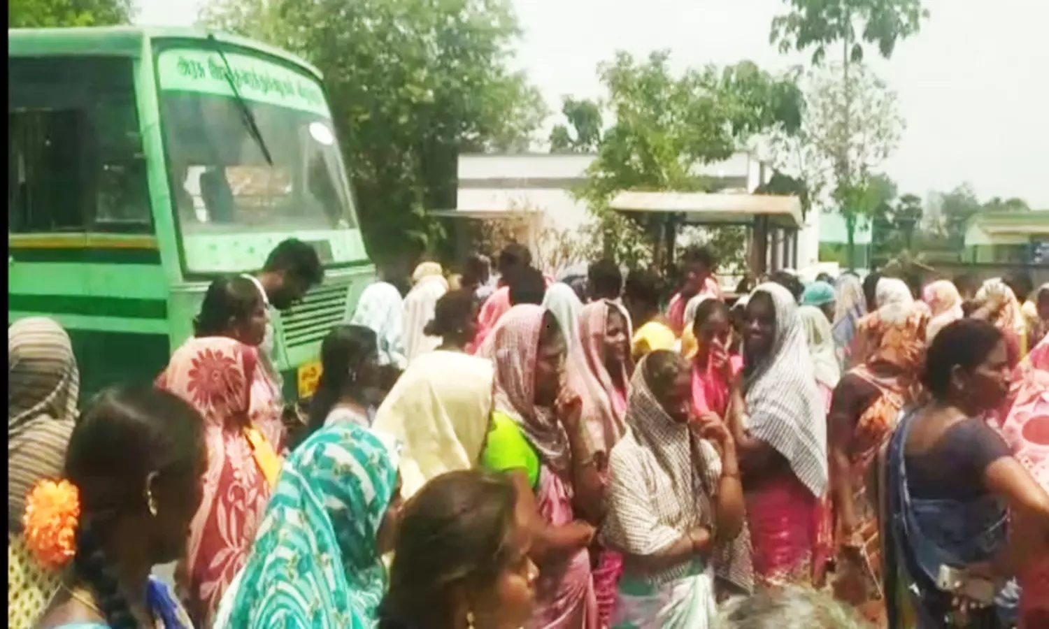 வந்தவாசி அருகே பொதுமக்கள் சாலை மறியல் வந்தவாசி அருகே பொதுமக்கள் சாலை மறியல்