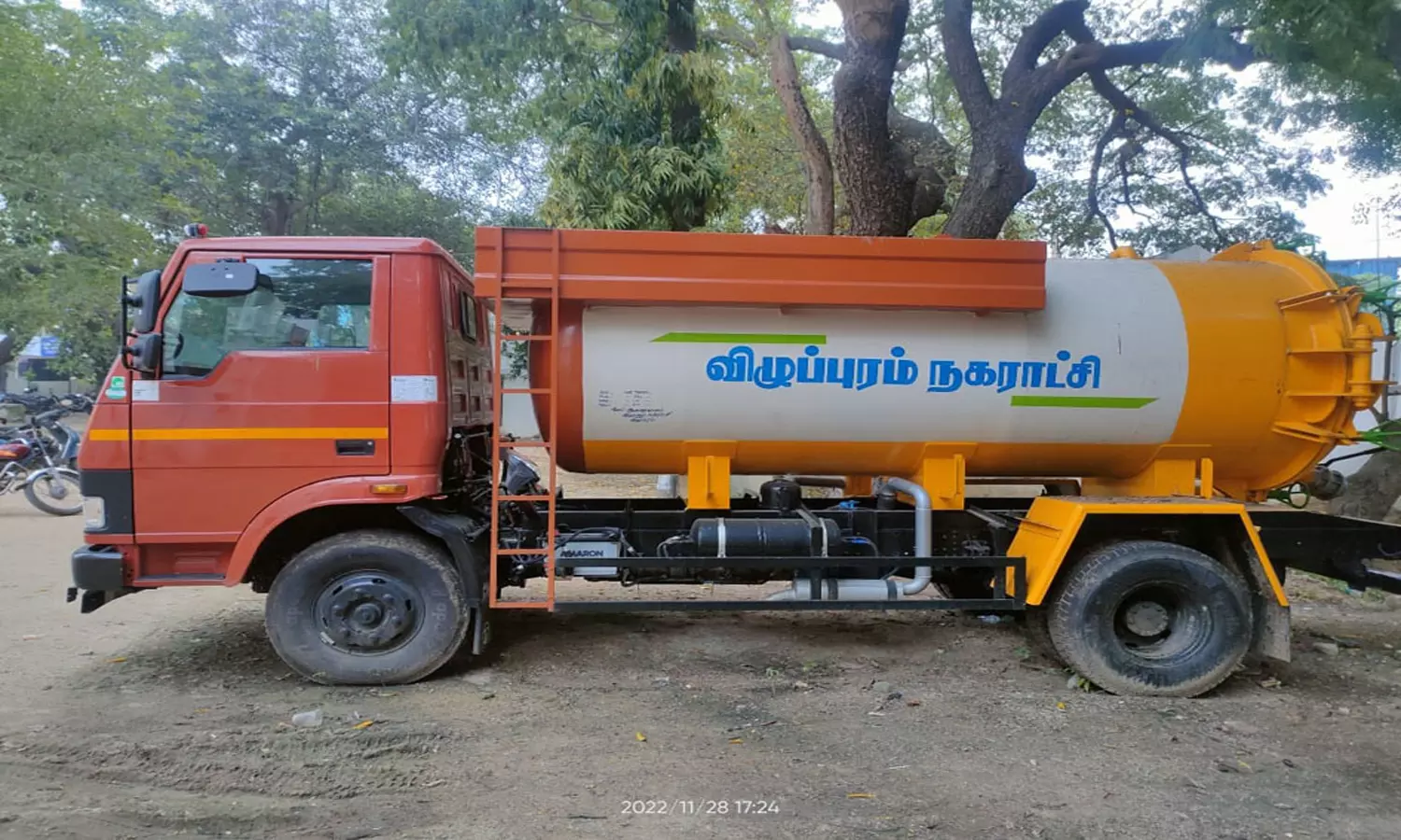 விழுப்புரம் நகராட்சி சார்பில் அதிநவீன கழிவுநீர் அகற்றும் வாகனம்