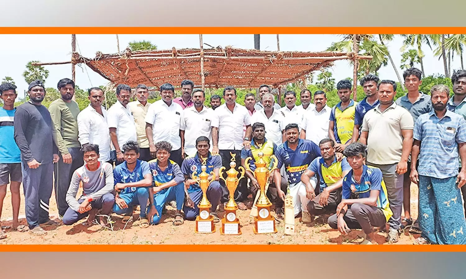 க.உவரியில் கிரிக்கெட் போட்டி - மாவட்ட பஞ்சாயத்து தலைவர்  வி.எஸ்.ஆர்.ஜெகதீஷ் தொடங்கி வைத்தார்