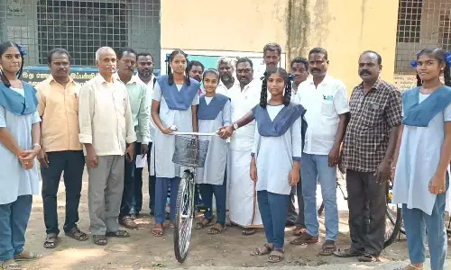 அரசு பள்ளி மாணவர்களுக்கு இலவச சைக்கிள்