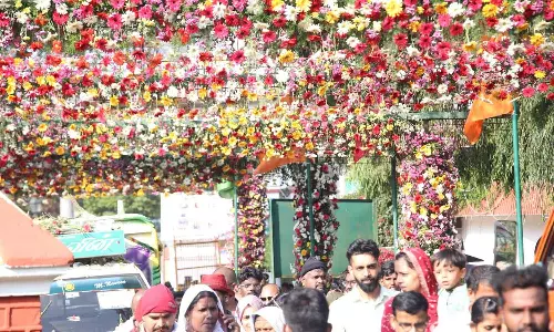 ஊட்டியில் இன்று மலர் கண்காட்சி தொடங்கியது- சுற்றுலா பயணிகள் குவிந்தனர்