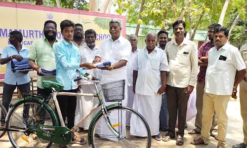 மடுகரை அரசு பள்ளி மாணவர்களுக்கு இலவச சைக்கிள்- சீருடை