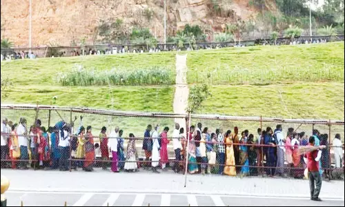 திருப்பதி கோவிலில் குவியும் பக்தர்கள்: வி.ஐ.பி. தரிசனம் ரத்து