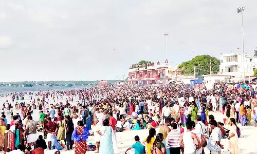 வைகாசி மாத அமாவாசை: ராமேசுவரம் அக்னி தீர்த்த கடலில் புனித நீராடிய பக்தர்கள்