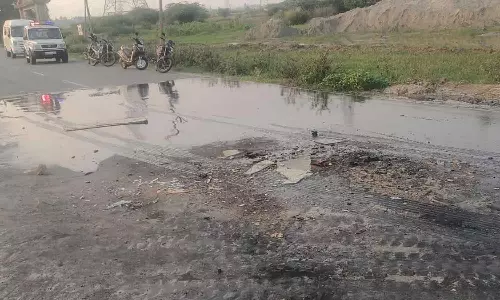 பொன்னேரி அருகே இன்று அதிகாலை லாரிகள் மோதியதில் 1 டன் ஆயில் சாலையில் ஆறாக ஓடியது- போக்குவரத்து மாற்றம்