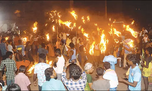 பாடலீஸ்வரர் கோவிலில் எல்லை கட்டுதல் நிகழ்ச்சி: தீப்பந்தம், ஆயுதங்களுடன் வலம் வந்த பக்தர்கள்