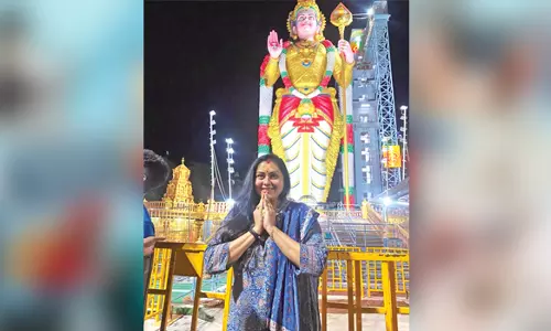 நடிகை நமீதா கணவருடன் சாமி தரிசனம்