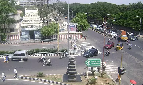 மத்திய கைலாஷ் சந்திப்பில் மேம்பாலம் கட்டும் பணி: 75 மரங்கள் வேரோடு பிடுங்கி வேறு இடத்தில் நடப்பட்டன