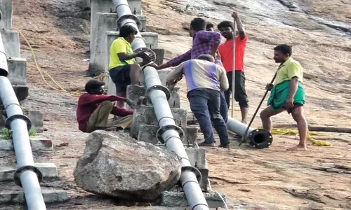 பழனி மலையில் பாறைகள் உருண்டு குடிநீர் குழாய் சேதம்