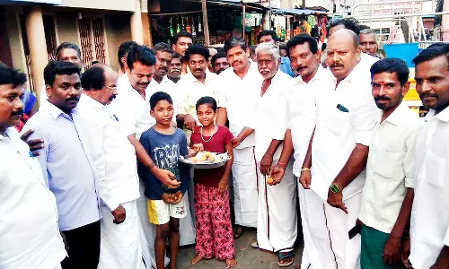 தி.மு.க.வினர் இனிப்பு வழங்கி கொண்டாட்டம்