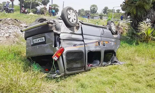 லாரி மோதி கார் கவிழ்ந்ததில் பெண் சாவு; 6 பேர் காயம்
