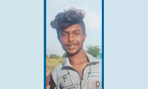 கயத்தாறு அருகே கார் மோதி வாலிபர் பலி