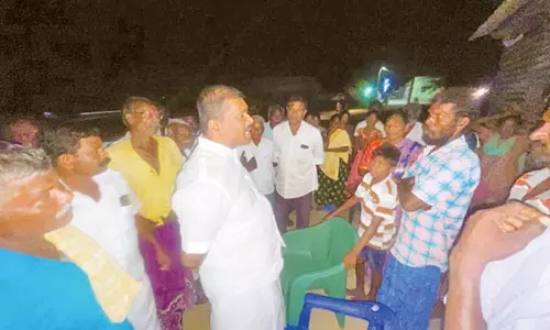 விளாத்திகுளம் அருகே படகு கவிழ்ந்து விபத்து- சிகிச்சை பெற்று திரும்பிய மீனவர்களை சந்தித்து நலம் விசாரித்த எம்.எல்.ஏ.