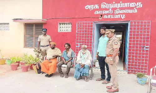 காட்பாடி ரெயில் நிலையத்தில் சுற்றித்திரிந்த 8 பேர் மீட்பு