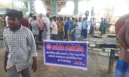 பண்ருட்டி-சென்னை சாலையில்  ெரயில்வே கேட்டை மூட எதிர்ப்பு தெரிவித்து பொதுமக்கள் போராட்டம்