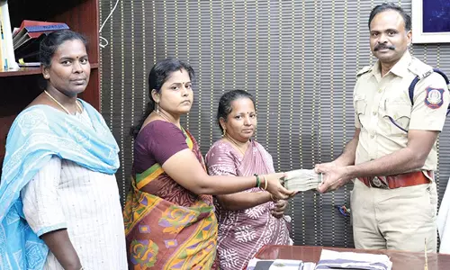 ஆழ்வார்குறிச்சி பகுதியில் மகளிர் குழு பணத்தை மீட்டு உரியவர்களிடம் ஒப்படைத்த போலீசார்
