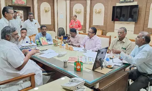 பொதுப்பணித்துறை அதிகாரிகளுடன்அமைச்சர் தேனீ.ஜெயக்குமார் ஆலோசனை