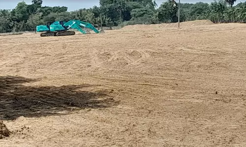 கொள்ளிடம் ஆற்றில் இருந்து  மணலை எடுத்து வந்து விளைநிலங்களில் கொட்டி விற்பனை