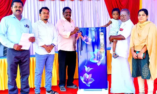 நேஷனல் ஷாப்பிங் மால் வாடிக்கையாளர்களுக்கு பரிசு