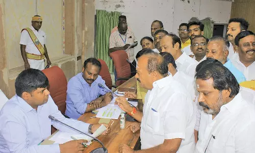 சந்திப்பு ஈரடுக்கு மேம்பாலத்தில் சுவர் இடிந்து விழுந்து பலியானவர் குடும்பத்திற்கு ரூ.25 லட்சம் இழப்பீடு வழங்க வேண்டும்-  கலெக்டரிடம், அ.தி.மு.க. மாவட்ட செயலாளர் மனு