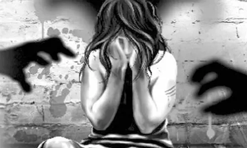 சிறுமி பலாத்காரம் விவகாரத்தில் சிறை வார்டனை கைது செய்ய வேண்டும்