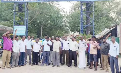 ஊதிய உயர்வு வழங்க கோரி சர்க்கரை ஆலை தொழிலாளர்கள் ஆர்ப்பாட்டம்