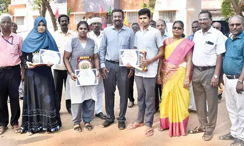 பிளஸ் -2 பொதுத் தேர்வில் முதல் மூன்று இடங்களை பிடித்த மாணவ- மாணவிகளுக்கு பரிசு
