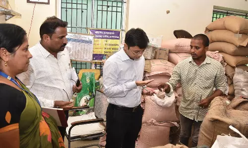 கோவை ராமநாதபுரத்தில் ரேஷன் கடைகளில் கலெக்டர் திடீர் ஆய்வு