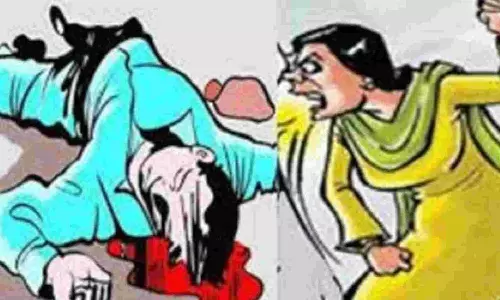 ரியல் எஸ்டேட் அதிபர் கொலை கள்ளக்காதலனுடன் மனைவி கைது